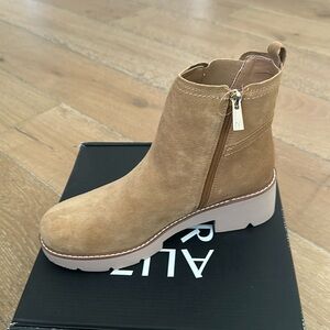 Naturalizer suede camel boots